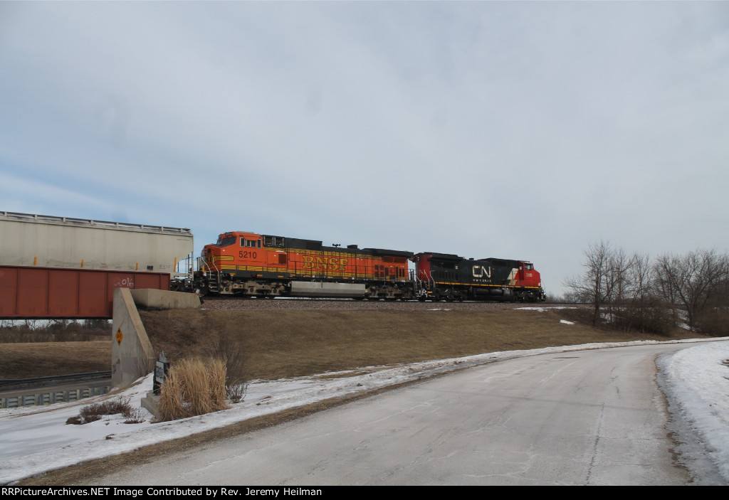 CN 2186 & BNSF 5210 (2)